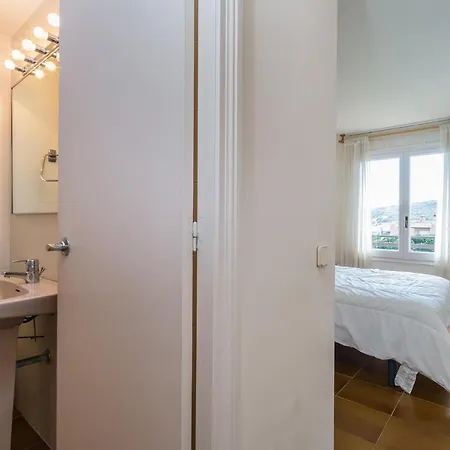 Av-1 6 Pax Apartment